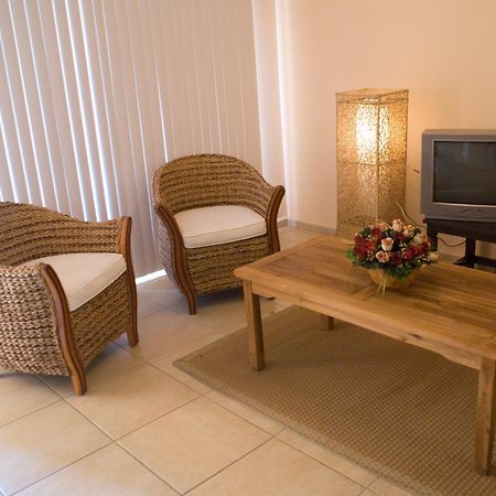Camacuri Apartments Oranjestad Room photo