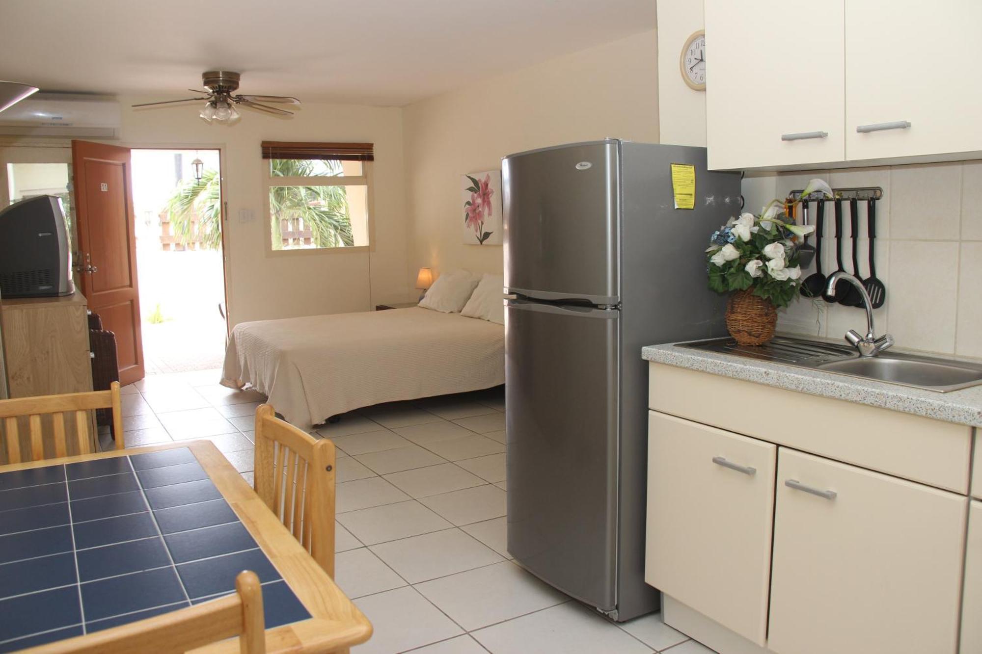 Camacuri Apartments Oranjestad Room photo